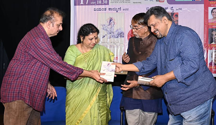 ಕಾರ್ಯಕ್ರಮದಲ್ಲಿ ‘ತಾರಿ ದಂಡೆ’ ಹಾಗೂ ‘ಬದುಕು ಕಟ್ಟಿದ ಬಗೆಗಳು’ ಪುಸ್ತಕಗಳನ್ನು ಸುರೇಶ್ ಆನಗಳ್ಳಿ (ಬಲ ತುದಿ) ಬಿಡುಗಡೆ ಮಾಡಿದರು. (ಎಡದಿಂದ) ಜಯಂತ ಕಾಯ್ಕಿಣಿ, ವನಮಾಲಾ ವಿಶ್ವನಾಥ್ ಹಾಗೂ ನಾ. ದಾಮೋದರ ಶೆಟ್ಟಿ ಪಾಲ್ಗೊಂಡಿದ್ದರು – ಪ್ರಜಾವಾಣಿ ಚಿತ್ರ