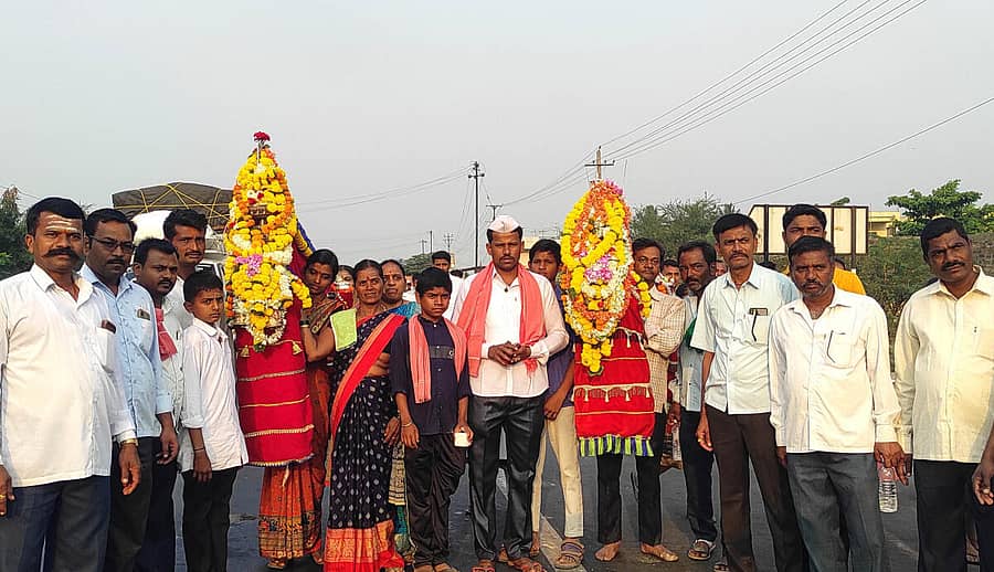 ಮೂಡಲಗಿ ತಾಲ್ಲೂಕಿನ ಹಳ್ಳೂರ ಗ್ರಾಮದಿಂದ ಭಕ್ತರು ಪಾದಯಾತ್ರೆ ಮೂಲಕ ಶ್ರೀಶೈಲಕ್ಕೆ ತೆರಳಿದರು