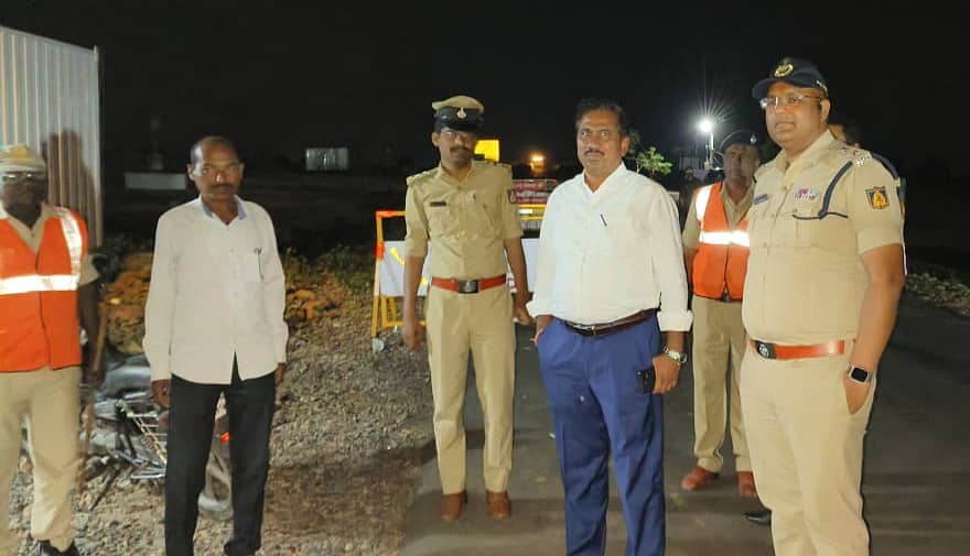 ಔರಾದ್ ತಾಲ್ಲೂಕಿನ ತೆಲಂಗಾಣ ಗಡಿಗೆ ಹೊಂದಿಕೊಂಡಿರುವ ಜಮಗಿ ಚೆಕಪೋಸ್ಟ್ಗೆ ಜಿಲ್ಲಾಧಿಕಾರಿ ಗೋವಿಂದರೆಡ್ಡಿ, ಜಿಲ್ಲಾ ಪೊಲೀಸ್ ವರಿಷ್ಠಾಧಿಕಾರಿ ಚನ್ನಬಸವಣ್ಣ ಎಸ್.ಎಲ್. ಭೇಟಿ ನೀಡಿ ಪರಿಶೀಲಿಸಿದರು