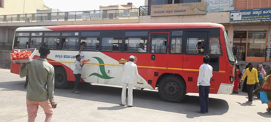 ದೇವರಹಿಪ್ಪರಗಿ ಬಸ್ ನಿಲ್ದಾಣದಲ್ಲಿ ಕಲ್ಲಂಗಡಿ, ಪೇರು ಸೇರಿದಂತೆ ಇತರೆ ಹಣ್ಣು ಹಾಗೂ ನೀರು ಮಾರಾಟ ಮಾಡುವ ಮಾರಾಟಗಾರರು