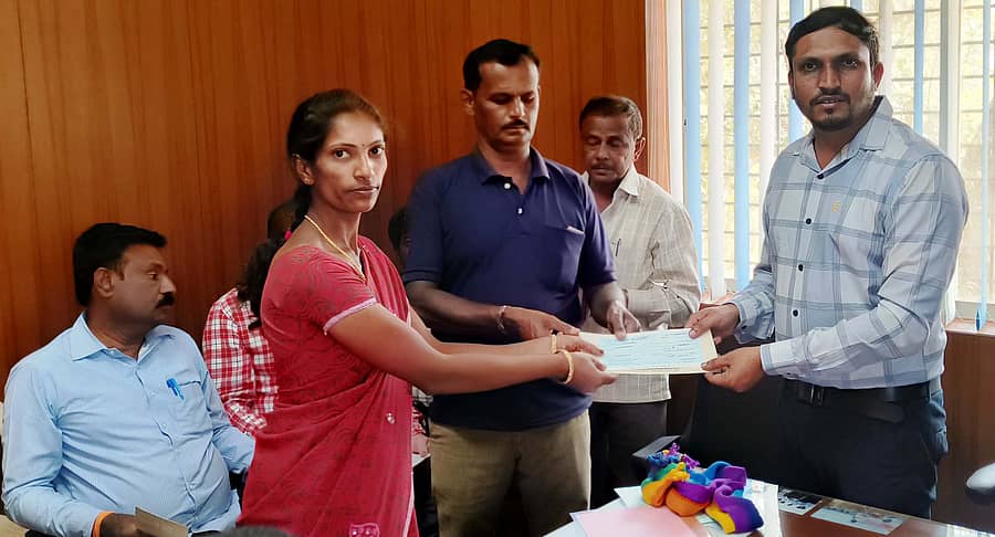 ಶಿಡ್ಲಘಟ್ಟದ ಕೋಚಿಮುಲ್ ಶಿಬಿರ ಕಚೇರಿಯಲ್ಲಿ ರೈತರಿಗೆ ಹಸುಗಳ ವಿಮೆ ಹಣದ ಚೆಕ್ ವಿತರಿಸಲಾಯಿತು