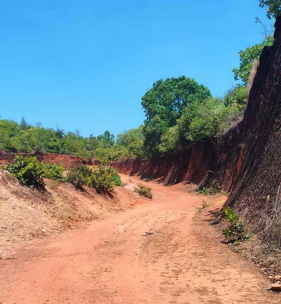 ಅಂಕೋಲಾ ತಾಲ್ಲೂಕಿನ ಹಡವ ಗ್ರಾಮದಲ್ಲಿರುವ ಕಚ್ಚಾ ರಸ್ತೆ