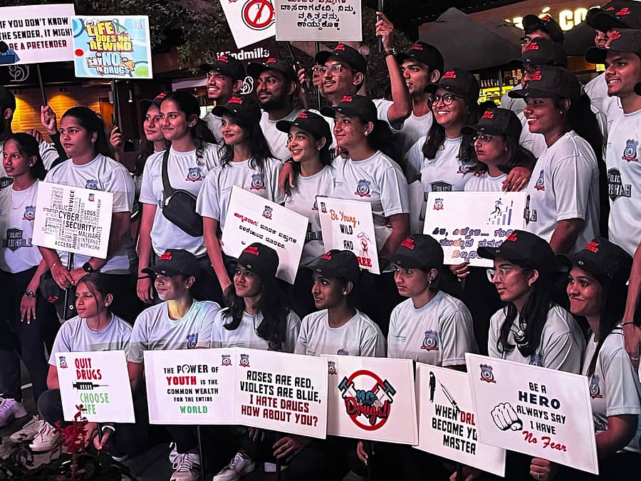 ಕೆಂಪೇಗೌಡ ಅಂತರರಾಷ್ಟ್ರಿಯ ವಿಮಾನ ನಿಲ್ದಾಣದಲ್ಲಿ ಇತ್ತೀಚೆಗೆ ಹಮ್ಮಿಕೊಂಡಿದ್ದ ವಿಶೇಷ ಅಭಿಯಾನದಲ್ಲಿ ಡ್ರಗ್ಸ್ ಹಾಗೂ ಸೈಬರ್ ಅಪರಾಧ ಜಾಗೃತಿ ಫಲಕಗಳನ್ನು ‘ವಿದ್ಯಾರ್ಥಿ ಪೊಲೀಸ್ ಮಾರ್ಷಲ್’ಗಳು ಪ್ರದರ್ಶಿಸಿದರು