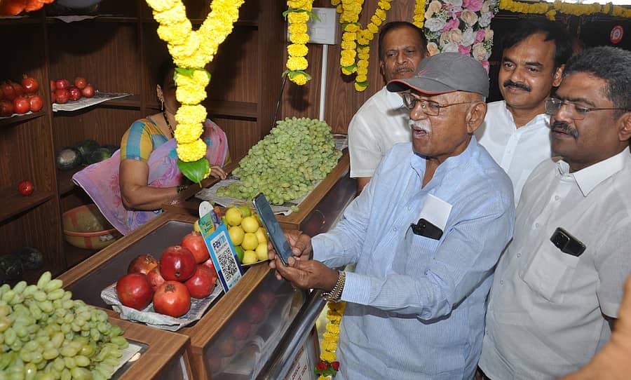 ವಿಜಯಪುರ ನಗರದ ರೈಲು ನಿಲ್ದಾಣದಲ್ಲಿ ‘ಒಂದು ನಿಲ್ದಾಣ, ಒಂದು ಉತ್ಪನ್ನ’ ಯೋಜನೆಗೆ ಮಂಗಳವಾರ ಚಾಲನೆ ನೀಡಿದ ಸಂಸದ ರಮೇಶ ಜಿಗಜಿಣಗಿ, ಮಳಿಗೆಯಲ್ಲಿ ಹಣ್ಣು ಖರೀದಿಸಿ ಡಿಜಿಟಲ್ ಪೇಮೆಂಟ್ ಮಾಡಿದರು