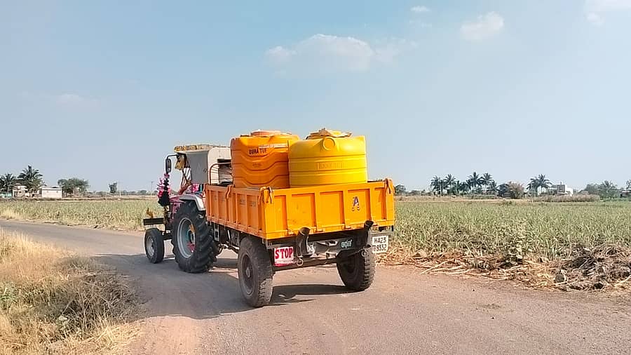 ಚಿಕ್ಕೋಡಿ ತಾಲ್ಲೂಕಿನ ಬೆಳಕೂಡ ಗ್ರಾಮಸ್ಥರು ಟ್ರ್ಯಾಕ್ಟರ್‌ನಲ್ಲಿ ಕುಡಿಯುವ ನೀರು ತರುತ್ತಿರುವುದು