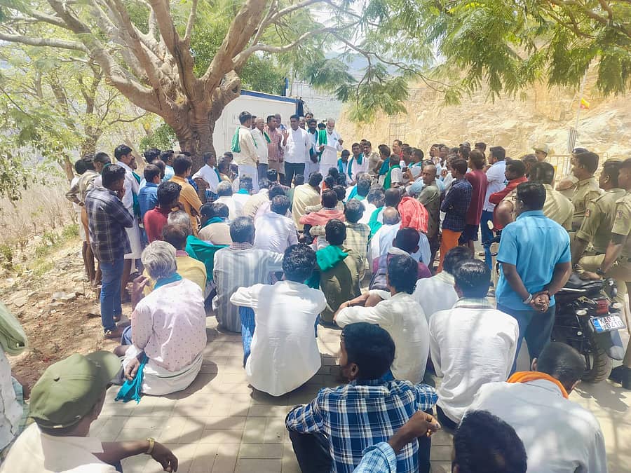 ಚುನಾವಣೆ ಬಹಿಷ್ಕರಿಸಲು ನಿರ್ಧರಿಸಿರುವ ಗ್ರಾಮಸ್ಥರೊಂದಿಗೆ ಮಹದೇಶ್ವರ ಬೆಟ್ಟದಲ್ಲಿ ಭಾನುವಾರ ಸ್ಥಳೀಯ ಅಧಿಕಾರಿಗಳು ಮಾತುಕತೆ ನಡೆಸಿದರು