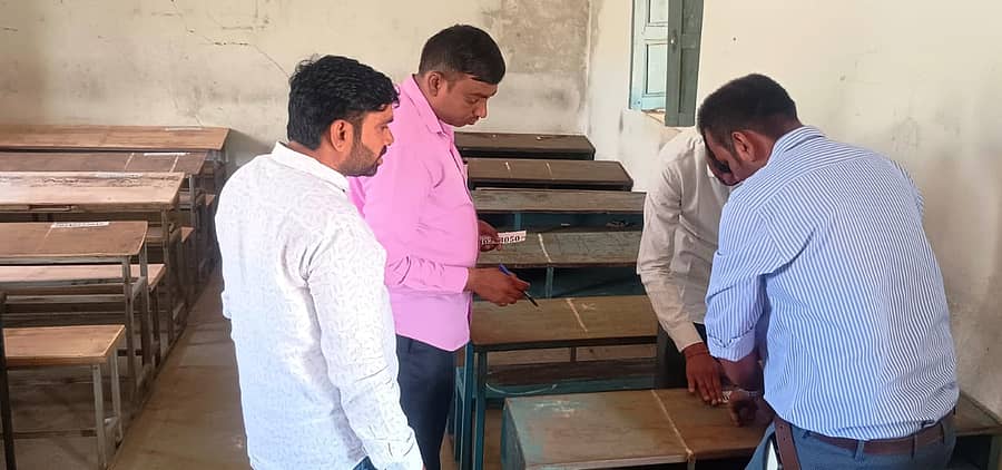 ಚಿತ್ರ ಭಾಲ್ಕಿ ತಾಲ್ಲೂಕಿನ ಎಸ್ಸೆಸ್ಸೆಲ್ಸಿ ಪರೀಕ್ಷಾ ಕೇಂದ್ರವೊಂದರ ಆಸನಗಳ ಮೇಲೆ ವಿದ್ಯಾರ್ಥಿಗಳ ನೋಂದಣಿ ಸಂಖ್ಯೆ ಬರೆಯುವಲ್ಲಿ ನಿರತರಾಗಿರುವ ಶಿಕ್ಷಕ ಸಿಬ್ಬಂದಿ