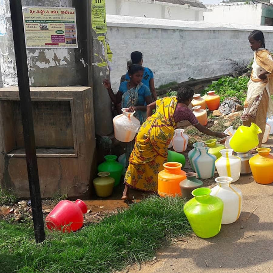 ಚಿಂತಾಮಣಿ ತಾಲ್ಲೂಕಿನ ಗ್ರಾಮವೊಂದರಲ್ಲಿ ನೀರಿಗಾಗಿ ಸಿಸ್ಟನ್ ಬಳಿ ಕಾಯುತ್ತಿರುವ ಮಹಿಳೆಯರು