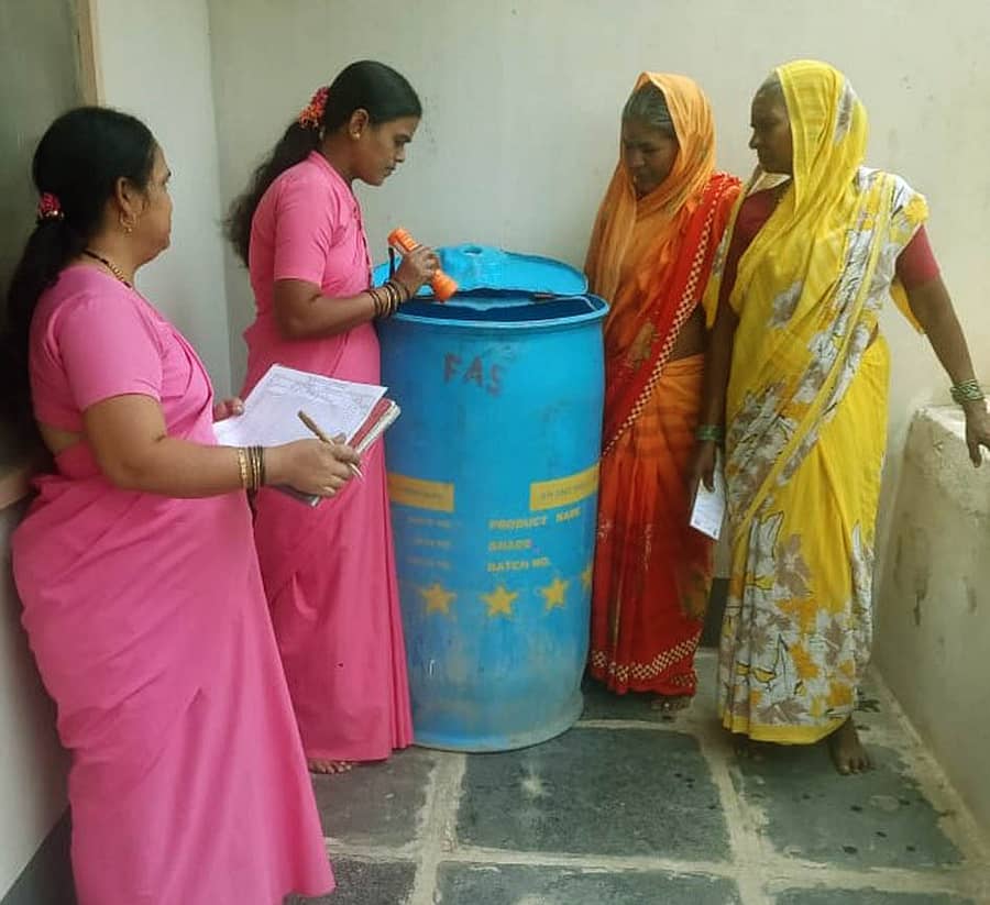 ಉಪ್ಪಿನಬೆಟಗೇರಿ ಗ್ರಾಮದಲ್ಲಿ ಡೆಂಗಿ ಜ್ವರ ಕಂಡು ಬಂದಿದ್ದರಿಂದ ಬುಧವಾರ ಆಶಾ ಕಾರ್ಯಕರ್ತೆಯರು ಮನೆಗಳಿಗೆ ಹೋಗಿ ನೀರಿನ ಲಾರ್ವಾ ಸಮೀಕ್ಷೆ ಮಾಡಿದರು