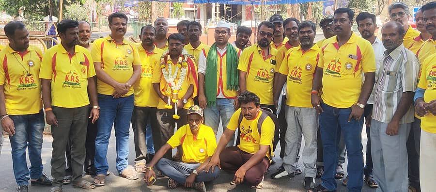 ತುಮಕೂರಿನಲ್ಲಿ ಶನಿವಾರ ಕೆಆರ್ಎಸ್ ಪಕ್ಷದಿಂದ ಚುನಾವಣಾ ರ್ಯಾಲಿ ನಡೆಯಿತು. ಕೆಆರ್ಎಸ್ ರಾಜ್ಯ ಕಾರ್ಯದರ್ಶಿಗಳಾದ ಜ್ಞಾನ ಸಿಂಧು ಸ್ವಾಮಿ, ಸೋಮಸುಂದರ್, ಜಿಲ್ಲಾ ಘಟಕದ ಅಧ್ಯಕ್ಷ ಗಜೇಂದ್ರಕುಮಾರ್ ಗೌಡ, ಕೆಆರ್ಎಸ್ ಅಭ್ಯರ್ಥಿ ಪ್ರದೀಪ್ಕುಮಾರ್ ಇತರರು ಉಪಸ್ಥಿತರಿದ್ದರು