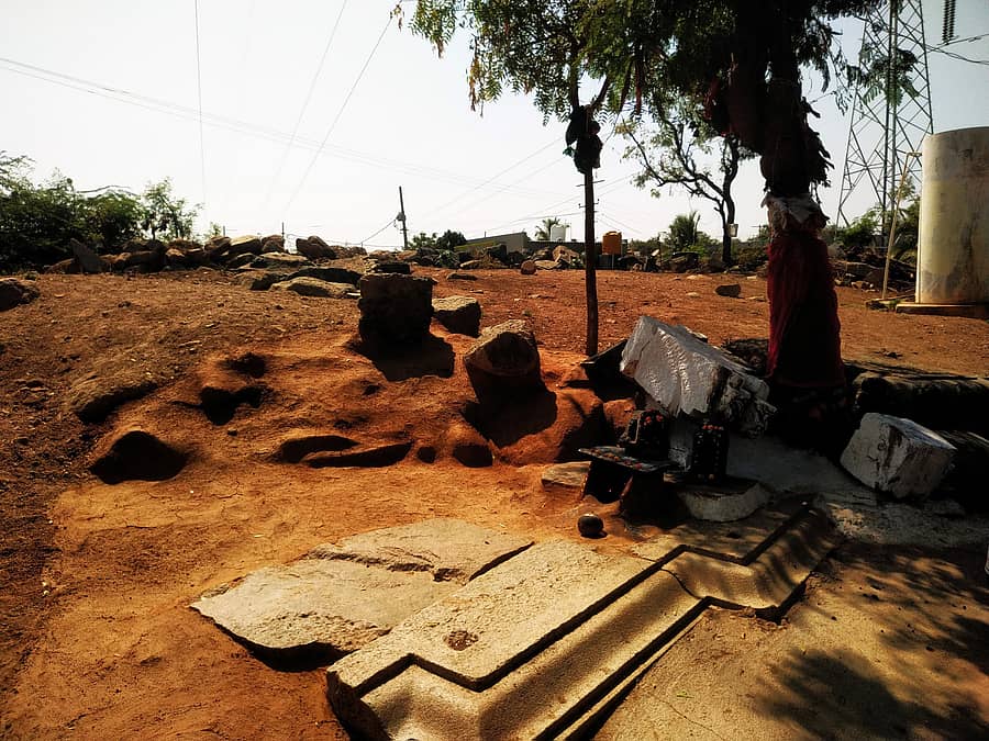 ಲಿಂಗಸುಗೂರು ತಾಲ್ಲೂಕು ಕರಡಕಲ್ಲ ಗ್ರಾಮದ ಹಾಳುಮಣ್ಣಿನ ದಿಬ್ಬದ ಮೂಲೆಯೊಂದರಲ್ಲಿ ಪ್ರಾಚೀನ ದೇವಸ್ಥಾನದ ಮೂಲೆಯ ಕುರುಹು ಹೊರಕ್ಕೆ ಚಾಚಿರುವುದು