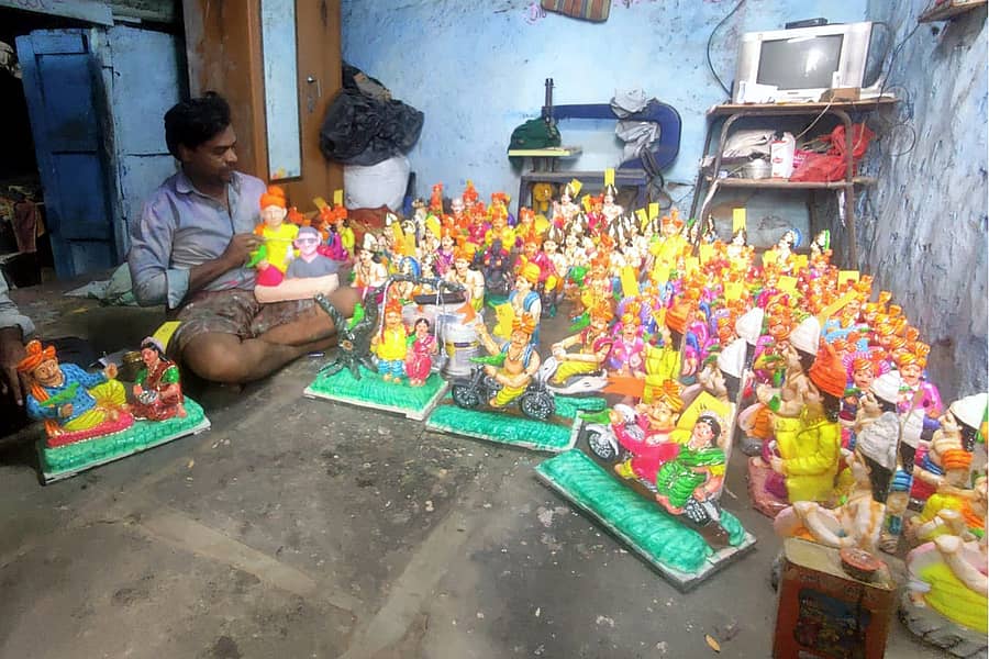 ಬನಹಟ್ಟಿಯ ಬಕರೆ ಮನೆತನದವರು ಕಾಮ ದೇವತೆಯ ವಿಗ್ರಹಳಿಗೆ ಅಂತಿಮ ಸ್ಪರ್ಶ ನೀಡಿದರು