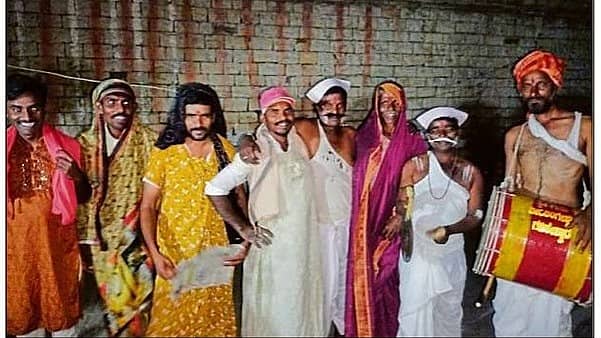 <div class="paragraphs"><p>ಚಿಂಚೋಳಿ ತಾಲ್ಲೂಕಿನ ಗಡಿಕೇಶ್ವಾರದಲ್ಲಿ ನಡೆಯುತ್ತಿರುವ ಹೋಳಿ ಹಬ್ಬದ ಹಾಸ್ಯಜಾತ್ರೆಯಲ್ಲಿ ಮೈಲಾರಕ್ಕೆ ಹೋಗಿ ಬರುತ್ತಿರುವ ದೃಶ್ಯ</p></div><div class="paragraphs"></div><div class="paragraphs"><p><br></p></div>