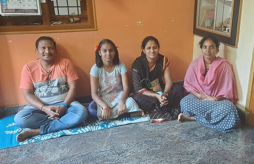 ಹೊಸಪೇಟೆ ಸಮೀಪ ಮನೆ ಭೇಟಿ ವೇಳೆ ವಿದ್ಯಾರ್ಥಿನಿ, ಪೋಷಕರೊಂದಿಗೆ ಸಂವಾದ ನಡೆಸಿದ ಶಿಕ್ಷಕ ಸೋಮಪ್ಪ ಎಂ.