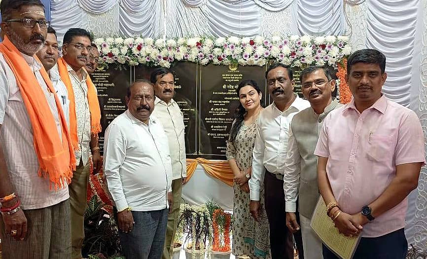 ರಾಮನಗರದ ರೈಲ್ವೆ ನಿಲ್ದಾಣದಲ್ಲಿ ಮಂಗಳವಾರ ‘ಒಂದು ನಿಲ್ದಾಣ ಒಂದು ಉತ್ಪನ್ನ’ ಯೋಜನೆಗೆ ಚಾಲನೆ ಕಾರ್ಯಕ್ರಮದಲ್ಲಿ ವಿಧಾನ ಪರಿಷತ್ ಸದಸ್ಯ ಅ.ದೇವೇಗೌಡ ಹಾಗೂ ಇತರರ ಭಾಗವಹಿಸಿದ್ದರು. 