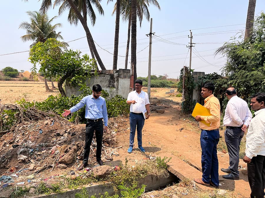ಮುನಿರಾಬಾದ್ ಸಮೀಪ ಹಿಟ್ನಾಳ ಗ್ರಾಮಕ್ಕೆ ಭೇಟಿ ನೀಡಿದ ಜಿಲ್ಲಾ ಪಂಚಾಯಿತಿ ಸಿಇಒ ರಾಹುಲ್ ರತ್ನಂ ಪಾಂಡೆಯ ಬೂದು ನೀರು ನಿರ್ವಹಣಾ ಕಾಮಗಾರಿಯ ಸ್ಥಳ ಪರಿಶೀಲನೆ ನಡೆಸಿದರು