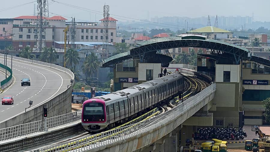 ನೇರಳೆ ಮಾರ್ಗದಲ್ಲಿ ಮೆಟ್ರೊ.