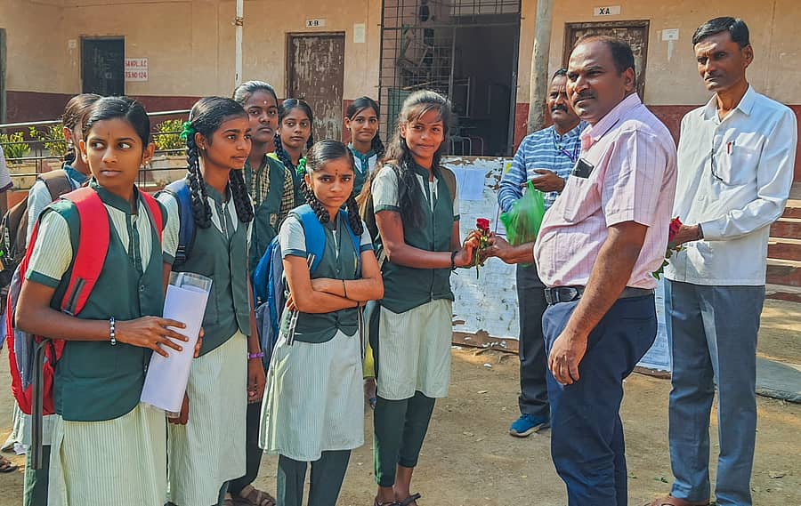 ಕೊಪ್ಪಳದ ಬಾಲಕರ ಸರ್ಕಾರಿ ಪದವಿ ಪೂರ್ವ ಕಾಲೇಜಿನ ಪರೀಕ್ಷಾ ಕೇಂದ್ರಕ್ಕೆ ಸೋಮವಾರ ಎಸ್ಎಸ್ಎಲ್ಸಿ ಪರೀಕ್ಷೆ ಬರೆಯಲು ಆಗಮಿಸಿದ ವಿದ್ಯಾರ್ಥಿಗಳಿಗೆ ಕ್ಷೇತ್ರ ಶಿಕ್ಷಣಾಧಿಕಾರಿ ಶಂಕರಯ್ಯ ಕೆ.ಎಸ್. ಗುಲಾಬಿ ಹೂ ನೀಡಿ ಸ್ವಾಗತಿಸಿದರು