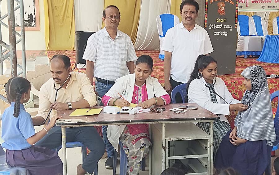 ಬಾಗೇಪಲ್ಲಿ ಪಟ್ಟಣದ ಪಿಎಂಶ್ರೀ ಬಾಲಕಿಯರ ಸರ್ಕಾರಿ ಹಿರಿಯ ಪ್ರಾಥಮಿಕ ಶಾಲೆಯ ವಿದ್ಯಾರ್ಥಿನಿಯರಿಗೆ ವೈದ್ಯರು ಆರೋಗ್ಯ ತಪಾಸಣೆ ನಡೆಸಿದರು