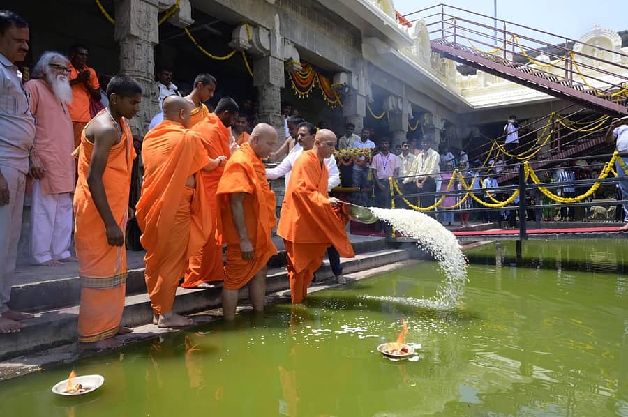 ಶ್ರೀ ಆದಿಚುಂಚನಗಿರಿ ಕ್ಷೇತ್ರದಲ್ಲಿ ಬಿಂದು ಸರೋವರದಲ್ಲಿ ಅವಭೃತ ಸ್ನಾನದ ಅಂಗವಾಗಿ ಶ್ರೀ ನಿರ್ಮಲಾನಂದನಾಥ ಸ್ವಾಮೀಜಿ ಪೂಜೆ ನೆರವೇರಿಸಿದರು