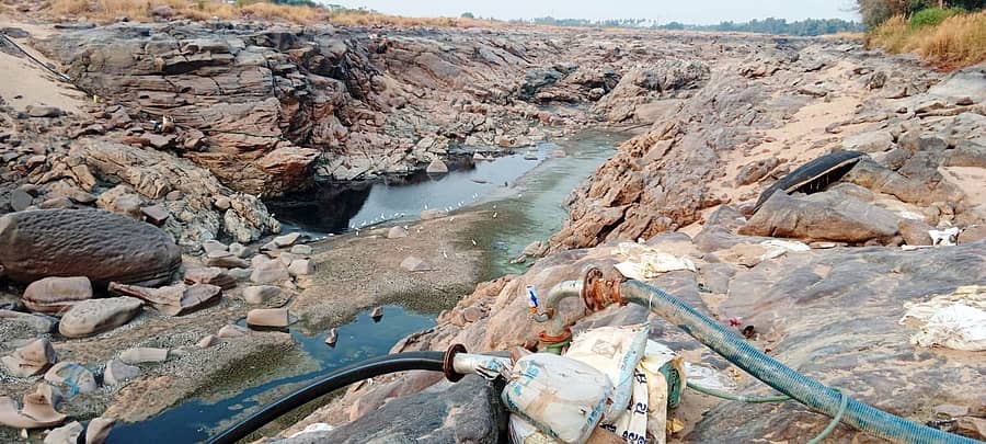 ಸಿರುಗುಪ್ಪ ನಗರಕ್ಕೆ ಸರಬರಾಜು ಆಗುವ ನೀರಿನ ಮೂಲ ತುಂಗಭದ್ರ ನದಿಯಲ್ಲಿನ ಹರಿಗೋಲ್ ಘಾಟ್ ಸಂಪೂರ್ಣ ಬತ್ತಿ ಹೋಗಿರುವುದು