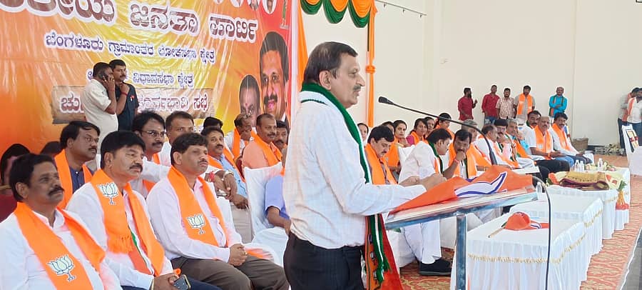 ಆನೇಕಲ್ ತಾಲ್ಲೂಕಿನ ಚಂದಾಪುರದಲ್ಲಿ ಭಾನುವಾರ ನಡೆದ ಕಾರ್ಯಕರ್ತರ ಸಭೆಯಲ್ಲಿ ಡಾ.ಸಿ.ಎನ್.ಮಂಜುನಾಥ್ ಮಾತನಾಡಿದರು