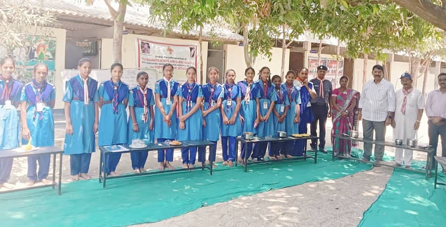 ಸಿಂಧನೂರು ತಾಲ್ಲೂಕಿನ ಬೂತಲದಿನ್ನಿ ಕ್ಯಾಂಪಿನಲ್ಲಿರುವ ವಿದ್ಯಾಪಬ್ಲಿಕ್ ಶಾಲೆಯಲ್ಲಿ ಶನಿವಾರ ಭಾರತ ಸ್ಕೌಟ್ಸ್ ಮತ್ತು ಗೈಡ್ಸ್ ವತಿಯಿಂದ ಹಮ್ಮಿಕೊಂಡಿದ್ದ ಬೇಸಿಗೆ ಶಿಬಿರದಲ್ಲಿ ವಿದ್ಯಾರ್ಥಿಗಳು ಬೆಂಕಿ ಬಳಸದೆ ತಯಾರಿಸಿದ ಆಹಾರ ಪದಾರ್ಥಗಳನ್ನು ಪ್ರದರ್ಶಿಸಿದರು