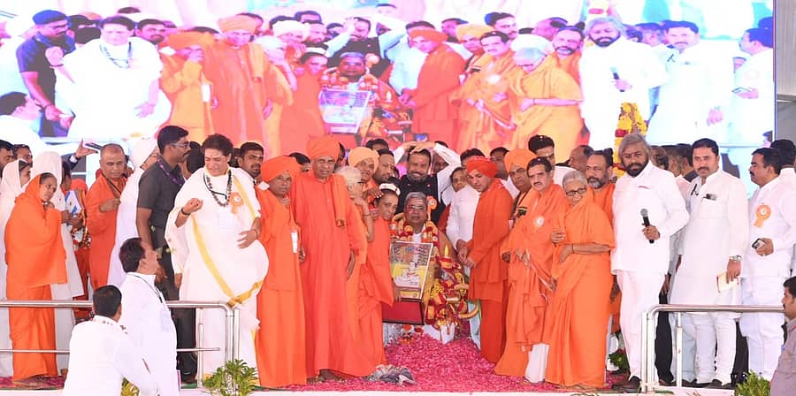 ಬೀದರ್ ಜಿಲ್ಲೆ ಬಸವಕಲ್ಯಾಣದಲ್ಲಿ ಗುರುವಾರ ಏರ್ಪಡಿಸಿದ್ದ ಕಾರ್ಯಕ್ರಮದಲ್ಲಿ ಮುಖ್ಯಮಂತ್ರಿ ಸಿದ್ದರಾಮಯ್ಯನವರಿಗೆ ಲಿಂಗಾಯತ ಮಠಾಧಿಪತಿಗಳ ಒಕ್ಕೂಟದಿಂದ ಸನ್ಮಾನಿಸಲಾಯಿತು