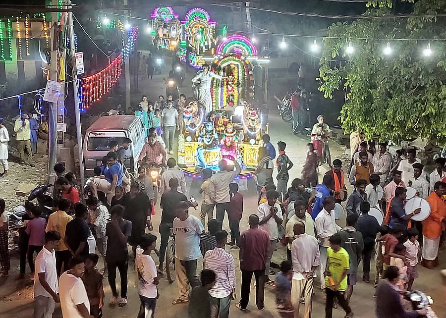 ಜಕ್ಕೂರು ಗ್ರಾಮದಲ್ಲಿ ಸಫಲಮ್ಮ, ಮುನೇಶ್ವರಸ್ವಾಮಿ, ಮಹೇಶ್ವರಮ್ಮ ಮತ್ತು ಉಭಯಮಾರಮ್ಮ ದೇವರ 22ನೇ ವಾರ್ಷಿಕೋತ್ಸವ ನಡೆಯಿತು.