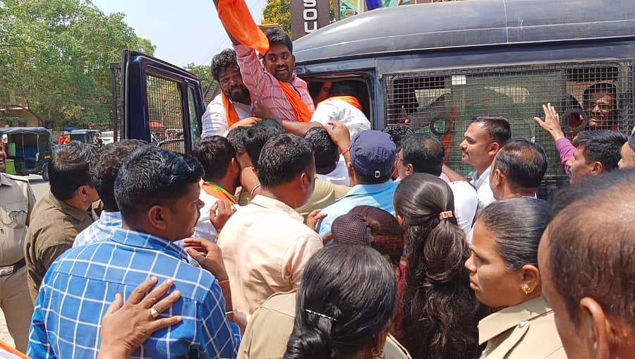 ಹೊಸಪೇಟೆಯಲ್ಲಿ ಸಚಿವ ಶಿವರಾಜ್‌ ತಂಗಡಗಿ ವಿರುದ್ಧ ಪ್ರತಿಭಟನೆ ನಡೆಸಲು ಮುಂದಾದ ಬಿಜೆಪಿ ಯುವ ಮೋರ್ಚಾ ಕಾರ್ಯಕರ್ತರನ್ನು ಬುಧವಾರ ಬುಧವಾರ ಬಂಧಿಸಲಾಯಿತು