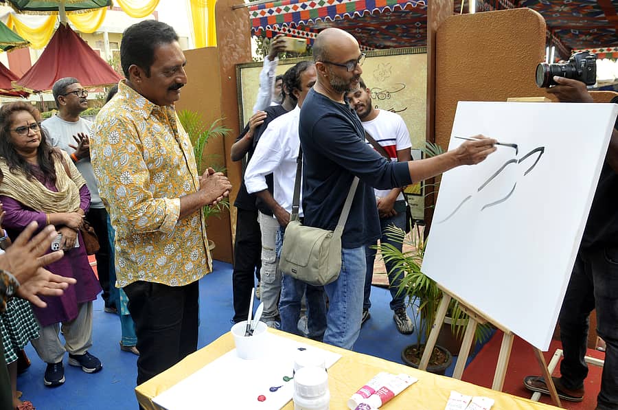 ರಂಗೋತ್ಸವಕ್ಕೆ ನಟ ಕಿಶೋರ್ ಚಾಲನೆ ನೀಡಿದರು. ನಟ ಪ್ರಕಾಶ್ ರಾಜ್ ಇದ್ದರು