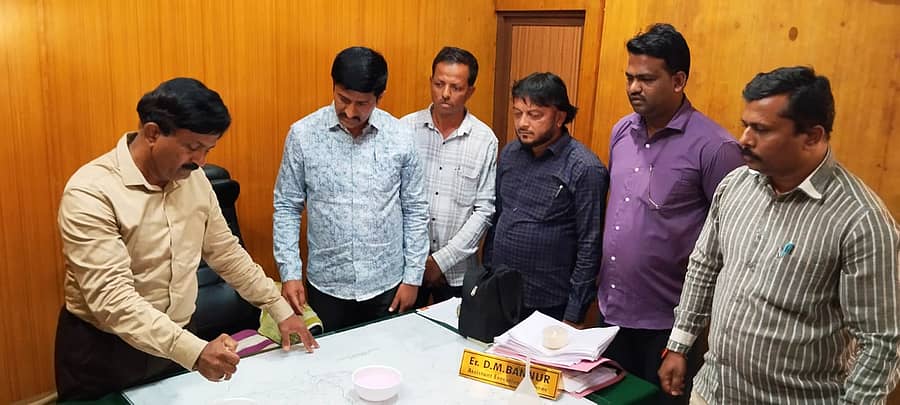 ಲೋಕಾಯುಕ್ತ ದಾಳಿಯಲ್ಲಿ ಸಿಕ್ಕಿಬಿದ್ದ ಸಹಾಯಕ ಕಾರ್ಯನಿರ್ವಾಹಕ ಎಂಜಿನಿಯರ್ ದುರದುಂಡೀಶ್ವರ ಬನ್ನೂರ (ಎಡದಿಂದ ಮೊದಲನೇಯವರು)