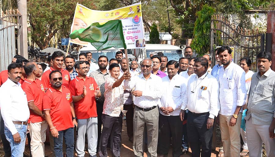 ಪಲ್ಸ್‌ ಪೋಲಿಯೋ ಪ್ರಚಾರ ವಾಹನ ರ್‍ಯಾಲಿಗೆ ಡಿಎಚ್‌ಒ ಡಾ. ಧ್ಯಾನೇಶ್ವರ ನೀರಗುಡಿ ಅವರು  ಬೀದರ್‌ನಲ್ಲಿ ಶನಿವಾರ ಹಸಿರು ನಿಶಾನೆ ತೋರಿದರು