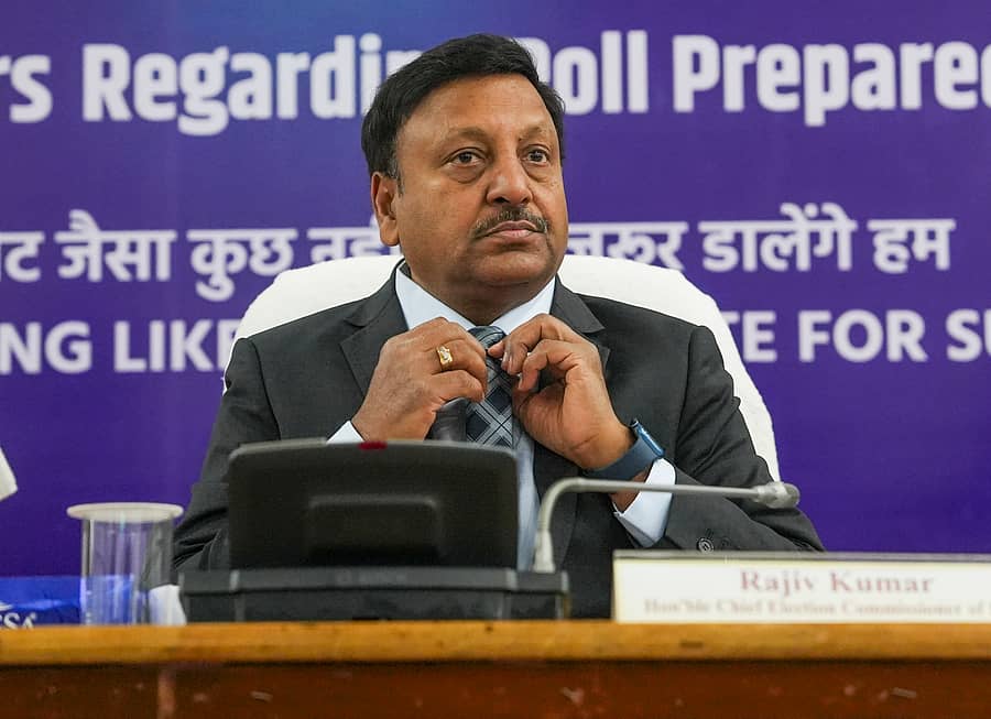 ಮುಖ್ಯ ಚುನಾವಣಾ ಆಯುಕ್ತ ರಾಜೀವ್ ಕುಮಾರ್ ಅವರು ಲೋಕಸಭಾ ಚುನಾವಣೆಯ ಹಿನ್ನೆಲೆಯಲ್ಲಿ ಲಖನೌದಲ್ಲಿ ಅಧಿಕಾರಿಗಳ ಸಭೆ ನಡೆಸಿದರು.
ಪಿಟಿಐ ಚಿತ್ರ