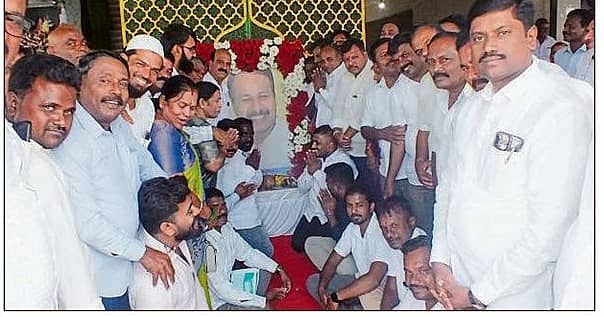 <div class="paragraphs"><p>ಜಿಲ್ಲಾ ಕಾಂಗ್ರೆಸ್ ಸಮಿತಿ ಕಚೇರಿಯಲ್ಲಿ ನಡೆದ ಪುಣ್ಯಸ್ಮರಣೆ ಕಾರ್ಯಕ್ರಮದಲ್ಲಿ ಶಾಸಕ ಪುಟ್ಟರಂಗಶೆಟ್ಟಿ ಹಾಗೂ ಮುಖಂಡರು ಧ್ರುವನಾರಾಯಣ ಭಾವಚಿತ್ರಕ್ಕೆ ಪುಷ್ಪಾರ್ಷನೆ ಮಾಡಿ ನಮನ ಸಲ್ಲಿಸಿದರು. ಜಿಲ್ಲಾ ಕಾಂಗ್ರೆಸ್ ಸಮಿತಿ ಪದಾಧಿಕಾರಿಗಳು, ಕಾರ್ಯಕರ್ತರು ಭಾಗವಹಿಸಿದ್ದರು</p></div>