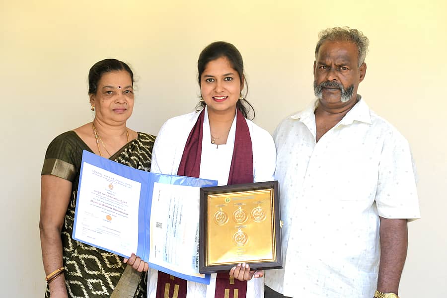 <div class="paragraphs"><p>ಬೆಳಗಾವಿಯ ವಿಶ್ವೇಶ್ವರಯ್ಯ ತಾಂತ್ರಿಕ ವಿಶ್ವವಿದ್ಯಾಲಯದಲ್ಲಿ ಗುರುವಾರ ನಡೆದ 23ನೇ ವಾರ್ಷಿಕ ಘಟಿಕೋತ್ಸವ–2ರಲ್ಲಿ ನಾಲ್ಕು ಚಿನ್ನದ ಪದಕ ಗಳಿಸಿದ ಬೆಂಗಳೂರಿನ ಸಿಎಂಆರ್‌ ಇನ್‌ಸ್ಟಿಟ್ಯೂಟ್‌ ಆಫ್ ಟೆಕ್ನಾಲಜಿಯ ಎಂಬಿಎ ವಿಭಾಗದ ವಿದ್ಯಾರ್ಥಿನಿ ಜಿ.ತನು ಹೆತ್ತವರೊಂದಿಗೆ ಸಂಭ್ರಮಿಸಿದ್ದು ಹೀಗೆ</p></div>