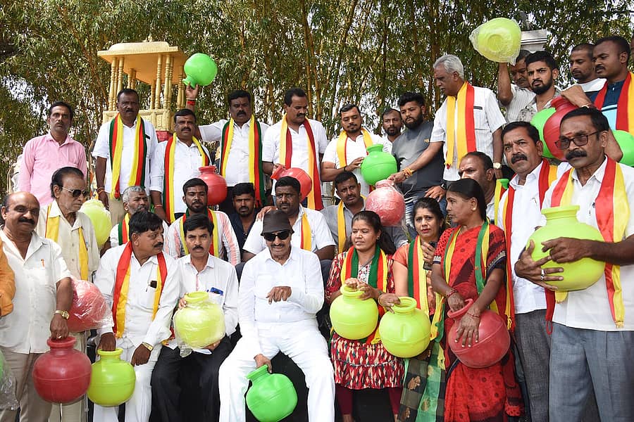 ‘ದಿನಬಳಕೆಗೆ ನೀರು ನೀಡಬೇಕು’ ಎಂದು ಒತ್ತಾಯಿಸಿ ಕನ್ನಡ ಚಳವಳಿ ವಾಟಾಳ್ ಪಕ್ಷದ ಕಾರ್ಯಕರ್ತರು ಹಾರ್ಡಿಂಜ್ ವೃತ್ತದ ಬಳಿ ಬುಧವಾರ ಖಾಲಿ ಕೊಡ ಪ್ರದರ್ಶಿಸಿ ಪ್ರತಿಭಟಿಸಿದರು