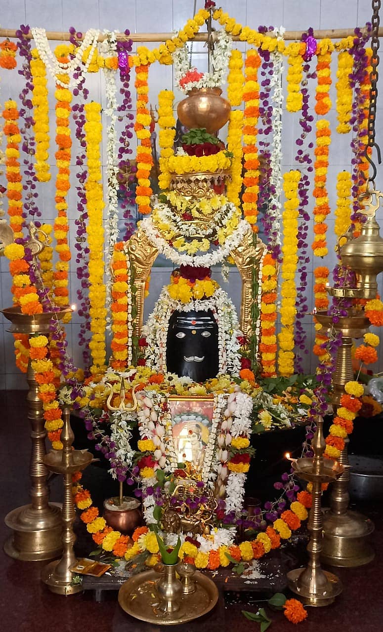 ಕಲಘಟಗಿ ಪಟ್ಟಣದ ಬೆಂಡಿಗೇರಿ ಓಣಿಯ ಮಲ್ಲಿಕಾರ್ಜುನ ದೇವರ ಮೂರ್ತಿಗೆ ಪುಷ್ಪಾಲಂಕಾರ ನೆರವೇರಿಸಲಾಗಿತ್ತು