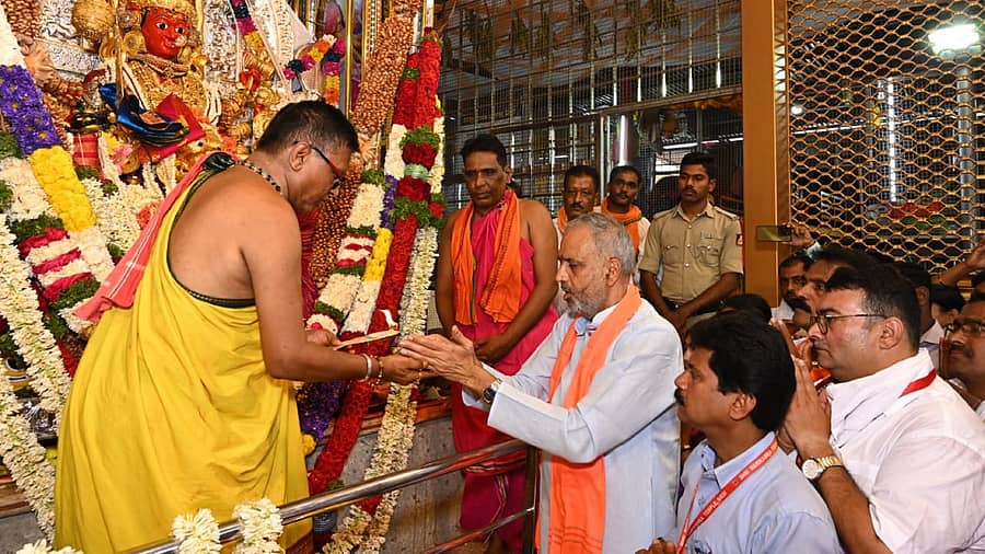 <div class="paragraphs"><p>ಶಿರಸಿಯಲ್ಲಿ ವಿಶ್ವೇಶ್ವರ ಹೆಗಡೆ ಕಾಗೇರಿ ಅವರು ಮಂಗಳವಾರ ಮಾರಿಕಾಂಬಾ ದೇವಿಗೆ ಪೂಜೆ ಸಲ್ಲಿಸಿದರು</p></div>