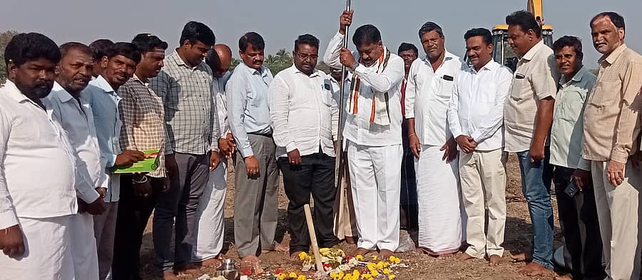 ಸಂತೇಮರಹಳ್ಳಿ ಸಮೀಪದ ದೇಮಹಳ್ಳಿಯಲ್ಲಿ ಚೆಕ್ ಡ್ಯಾಂ ನಿರ್ಮಾಣದ ಕಾಮಗಾರಿಗೆ ಶಾಸಕ ಎ.ಆರ್.ಕೃಷ್ಣಮೂರ್ತಿ ಭೂಮಿಪೂಜೆ ನೆರವೇರಿಸಿದರು