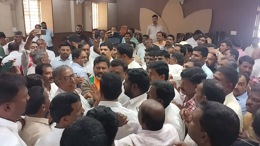 ಚಿಕ್ಕಮಗಳೂರಿನ ಬಿಜೆಪಿ ಕಚೇರಿ ನಡೆದ ಸಭೆಯಲ್ಲಿ ಶೋಭಾಕರಂದ್ಲಾಜೆಗೆ ಉಡುಪಿ–ಚಿಕ್ಕಮಗಳೂರು ಕ್ಷೇತ್ರದ ಲೋಕಸಭೆ ಟಿಕೆಟ್ ನೀಡುವ ಕುರಿತು ಕೆಲಮುಖಂಡರ ನಡುವೆ ಮಾತಿನ ಚಕಮಕಿ ನಡೆಯಿತು