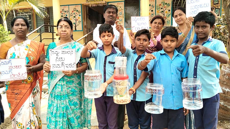 ನರೇಗಲ್‌ ಸಮೀಪದ ನಾರಾಯಣಪುರ ಗ್ರಾಮದ ಸರ್ಕಾರಿ ಶಾಲೆಯಲ್ಲಿ ಪಕ್ಷಿಗಳಿಗೆ ಆಹಾರ ನೀರು ಪೂರೈಕೆಗಾಗಿ ಸಿದ್ದಪಡಿಸಿರುವ ಡಬ್ಬಿಗಳನ್ನು ಹಿಡಿದಿರುವ ವಿದ್ಯಾರ್ಥಿಗಳು