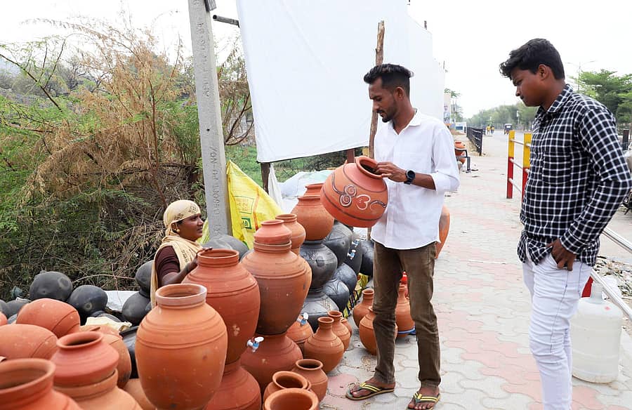 ರಾಯಚೂರಿನ ಬಸವೇಶ್ವರ ವೃತ್ತದ ಬಳಿಯ ರಸ್ತೆ ಬದಿಯಲ್ಲಿ ಗಡಿಗೆ ಖರೀದಿಸುತ್ತಿರುವ ಗ್ರಾಹಕರು/ ಚಿತ್ರ: ಶ್ರೀನಿವಾಸ ಇನಾಮದಾರ್