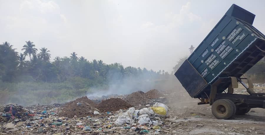 ರಾಮನಗರ ತಾಲ್ಲೂಕಿನ ಅಚ್ಚಲು ಗ್ರಾಮದ ಅರ್ಕಾವತಿ ನದಿಯಂಚಿನಲ್ಲಿ ವಿಲೇವಾರಿ ಮಾಡಿದ್ದ ತ್ಯಾಜ್ಯವನ್ನು ರಾಮನಗರ ನಗರಸಭೆಯಿಂದ ತೆರವುಗೊಳಿಸಿ, ಸ್ಥಳಕ್ಕೆ ಮಣ್ಣು ಹಾಕಿ ಸಮತಟ್ಟಗೊಳಿಸಲಾಯಿತು