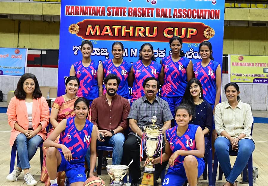 <div class="paragraphs"><p>ಬೆಂಗಳೂರಿನಲ್ಲಿ ಶುಕ್ರವಾರ ನಡೆದ ಮಾತೃ ಕಪ್ ಬ್ಯಾಸ್ಕೆಟ್ಬಾಲ್ ಟೂರ್ನಿಯ ಫೈನಲ್ ನಲ್ಲಿ ಜಯಿಸಿದ ನೈರುತ್ಯ ರೈಲ್ವೆ ತಂಡ </p></div>