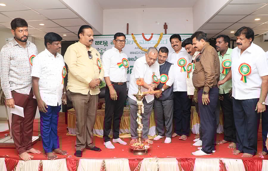 ಚಾಮರಾಜನಗರದಲ್ಲಿ ಮಂಗಳವಾರ ನಡೆದ ಕಾರ್ಯಕ್ರಮದಲ್ಲಿ ಜಿಲ್ಲಾ ಹೋಟೆಲ್ ಮಾಲೀಕರ ಸಂಘದ ಉದ್ಗಾಟನೆಯನ್ನು ಕರ್ನಾಟಕ ರಾಜ್ಯ ಹೋಟೆಲ್ ಮಾಲೀಕರ ಸಂಘದ ಅಧ್ಯಕ್ಷ ಬಿ.ಚಂದ್ರಶೇಖರ್ ಹೆಬ್ಬಾರ್ ನೆರವೇರಿಸಿದರು. ರಾಜ್ಯ ಸಂಘದ ಗೌರವ ಕಾರ್ಯದರ್ಶಿ ಜಿ.ಕೆ.ಶೆಟ್ಟಿ, ಜಿಲ್ಲಾ ಸಂಘದ ಅಧ್ಯಕ್ಷ ಎಂ.ನಂದ್ಯಪ್ಪ ಶೆಟ್ಟಿ ಇತರರು ಪಾಲ್ಗೊಂಡಿದ್ದರು