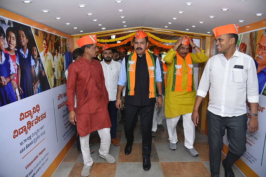 <div class="paragraphs"><p>ಬೆಂಗಳೂರಿನಲ್ಲಿ ಶನಿವಾರ ನಡೆದ ಬಿಜೆಪಿ ಲೋಕಸಭಾ ಚುನಾವಣಾ ಮಾಧ್ಯಮ ಕೇಂದ್ರ ಉದ್ಘಾಟನಾ ಕಾರ್ಯಕ್ರಮದಲ್ಲಿ ಪಾಲ್ಗೊಂಡಿದ್ದ ಬಿಜೆಪಿ ರಾಜ್ಯ ಘಟಕದ ಮಾಧ್ಯಮ ವಿಭಾಗದ ಮುಖ್ಯಸ್ಥ ಕರುಣಾಕರ ಖಾಸಲೆ, ಪಕ್ಷದ ರಾಜ್ಯ ಘಟಕದ ಅಧ್ಯಕ್ಷ ಬಿ.ವೈ. ವಿಜಯೇಂದ್ರ, ವಿಧಾನಸಭೆ ವಿರೋಧ ಪಕ್ಷದ ನಾಯಕ ಆರ್‌. ಅಶೋಕ ಮತ್ತು ಪಕ್ಷದ ಮಾಧ್ಯಮ ವಿಭಾಗದ ಪ್ರಶಾಂತ್‌ ಮಾತುಕತೆಯಲ್ಲಿ ನಿರತರಾಗಿದ್ದರು.</p></div>