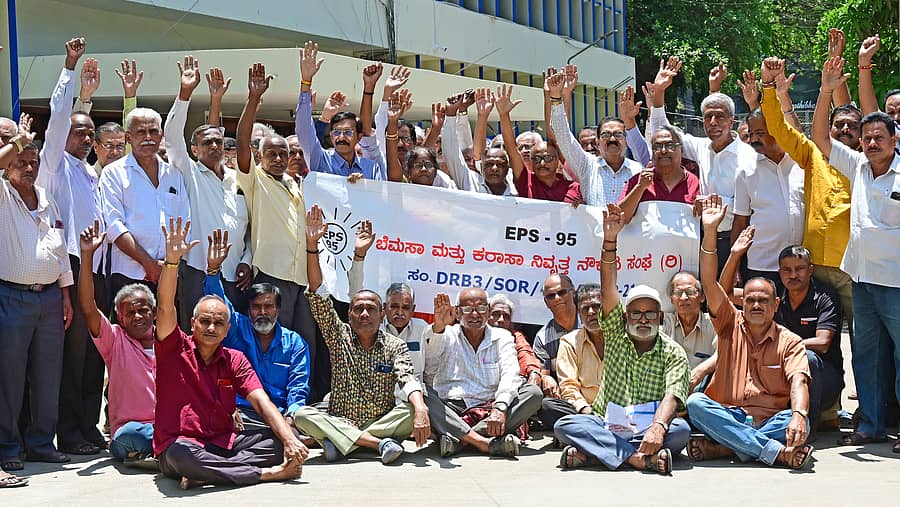 ವಿವಿಧ ಬೇಡಿಕೆಗಳ ಈಡೇರಿಕೆಗೆ ಆಗ್ರಹಿಸಿ ಇಪಿಎಸ್–95 ಬಿಎಂಟಿಸಿ, ಕೆಎಸ್ಆರ್ಟಿಸಿ ನಿವೃತ್ತ ನೌಕರರ ಸಂಘಟನೆಯ ಸದಸ್ಯರು ಭವಿಷ್ಯ ನಿಧಿ ಪ್ರಾದೇಶಿಕ ಆಯುಕ್ತರ ಕಚೇರಿ ಎದುರು ಬುಧವಾರ ಪ್ರತಿಭಟನೆ ನಡೆಸಿದರು.