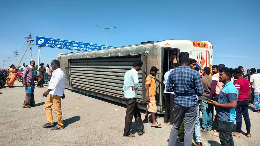 ಬದನಗುಪ್ಪೆ–ಕೆಲ್ಲಂಬಳ್ಳಿ ಕೈಗಾರಿಕಾ ಪ್ರದೇಶದಲ್ಲಿ ಬಸ್‌ ಮಗುಚಿರುವುದು