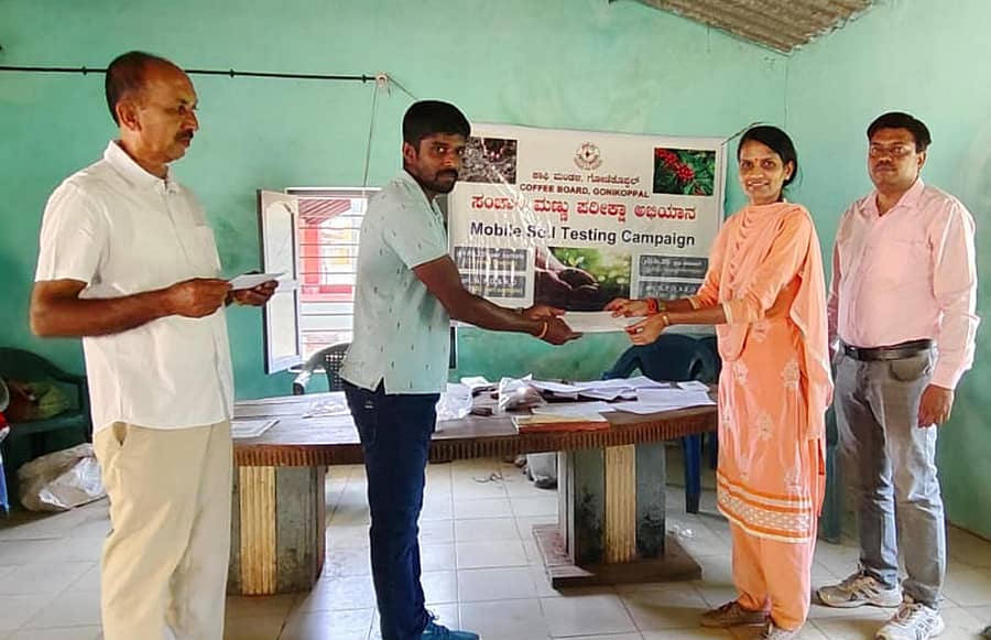 ಗೋಣಿಕೊಪ್ಪಲು ಬಳಿಯ ಬಾಳೆಲೆ ಕೊಟ್ಟಗೇರಿಯಲ್ಲಿ ಕಾಫಿ ಮಂಡಳಿಯಿಂದ ನಡೆದ ಮಣ್ಣು ಪರೀಕ್ಷೆಯಲ್ಲಿ ಪಾಲ್ಗೊಂಡ ರೈತರಿಗೆ ವಿಜ್ಞಾನಿ ಪ್ರಫುಲ್ಲಾಕುಮಾರಿ ಪ್ರಮಾಣ ಪತ್ರ ನೀಡಿದರು. ಮುಖಂಡ ಅರಮಣಮಾಡ ಸತೀಶ್ ದೇವಯ್ಯ ಪಾಲ್ಗೊಂಡಿದ್ದರು